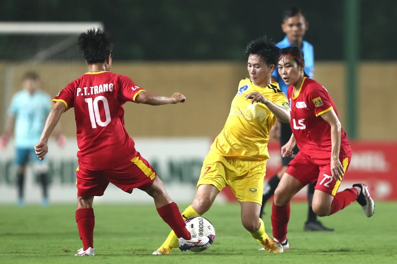 Phong Phú Hà Nam (áo vàng) dù rất nỗ lực nhưng không thể tìm được bàn thắng. (Ảnh: VFF)