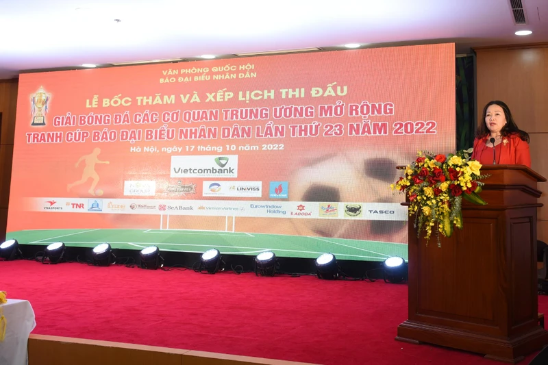 Tổng Biên tập báo Đại biểu Nhân dân Phạm Thị Thanh Huyền, Trưởng Ban tổ chức giải, phát biểu tại buổi lễ. 