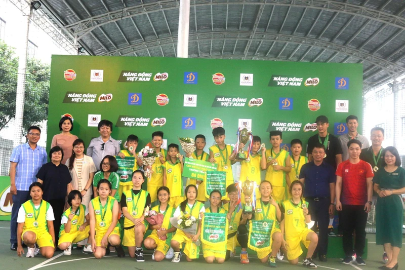 Đội nam của Tiểu học Ba Đình và nữ Tiểu học Ngôi Sao Hà Nội nhận cúp vô địch.