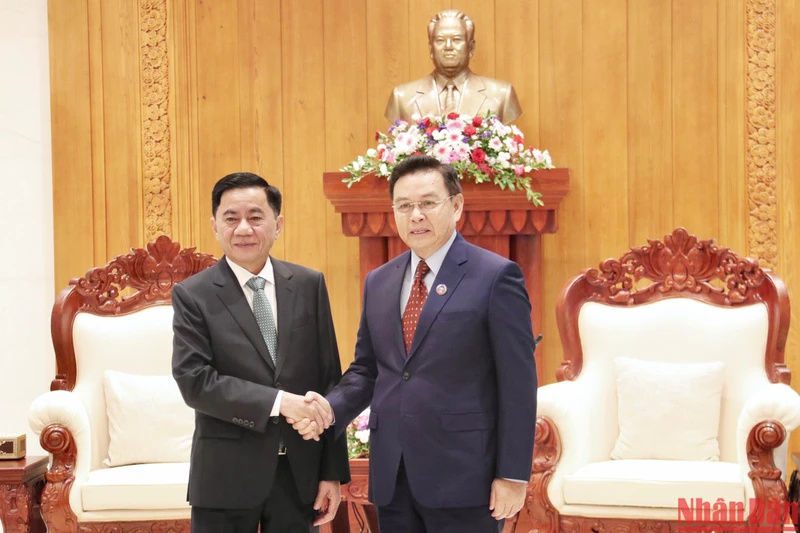 Chủ tịch Quốc hội Lào Saysomphone Phomvihane đón tiếp đồng chí Trần Cẩm Tú. (Ảnh: Trịnh Dũng)