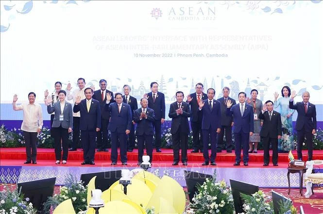 Thủ tướng Phạm Minh Chính và các nguyên thủ, người đứng đầu Chính phủ các nước ASEAN với đại diện Đại hội đồng liên Nghị viện ASEAN. (Ảnh: TTXVN)