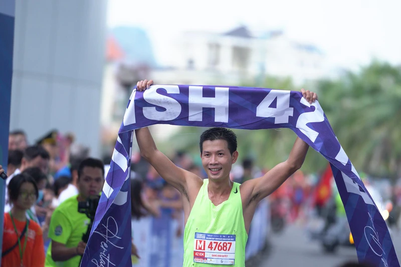 Vận động viên Đặng Anh Quyết đăng quang hạng mục marathon nam 42km. (Ảnh: BTC)