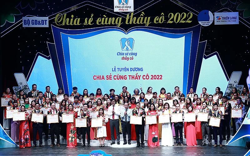 Trao thưởng tặng 68 đại biểu của chương trình “Chia sẻ cùng thầy cô” năm 2022.