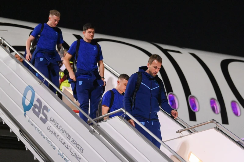 Harry Kane dẫn đầu đội tuyển Anh khi xuống máy bay. (Nguồn: Getty Images) 