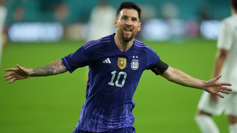 Messi ăn mừng bàn thắng vào lưới UAE. 