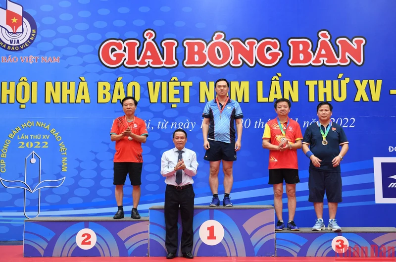 Vận động viên Ngô Việt Anh, Báo Nhân Dân nhận Huy chương Vàng nội dung đơn nam lãnh đạo. (Ảnh: THÀNH ĐẠT)