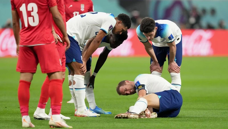 Harry Kane gặp chấn thương trong trận đấu đầu tiên của tuyển Anh gặp Iran. (Ảnh: Telegraph)