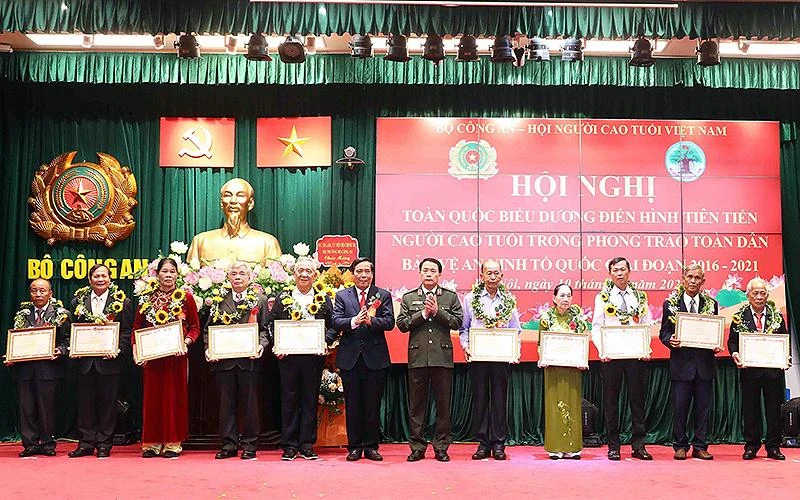 Đại diện lãnh đạo Bộ Công an, Trung ương Hội Người cao tuổi Việt Nam trao Bằng khen của Bộ Công an tặng các cá nhân có thành tích xuất sắc trong phong trào toàn dân bảo vệ an ninh Tổ quốc giai đoạn 2016-2021.