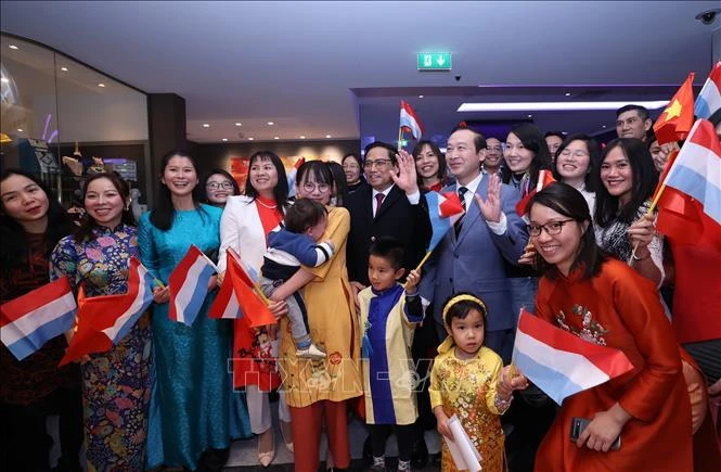 Thủ tướng Phạm Minh Chính chụp ảnh chung với đại diện cộng đồng người Việt Nam tại Luxembourg. (Ảnh: TTXVN)