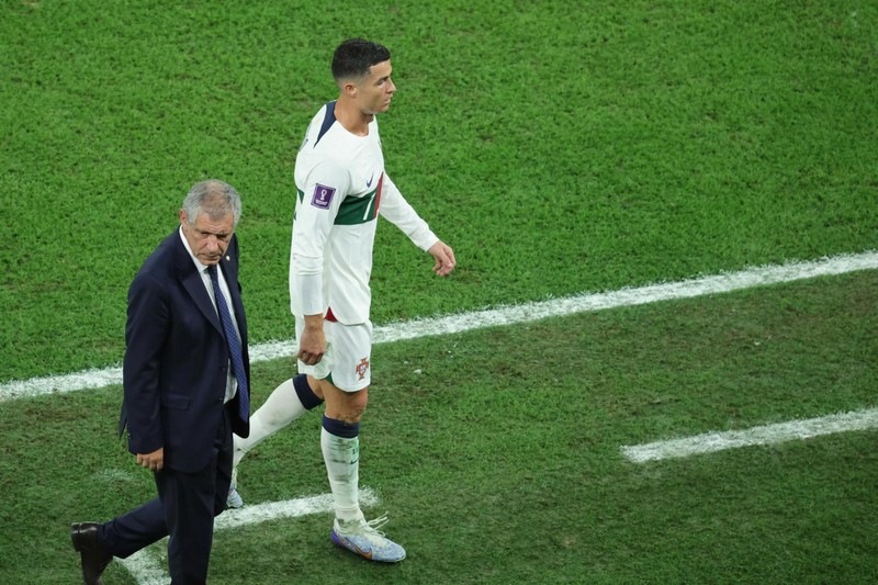 Ronaldo dự bị cũng không làm giảm đi danh tiếng của anh ấy! Hãy ngắm nhìn bức ảnh này và cảm nhận sức mạnh và sự kiên trì của Ronaldo.