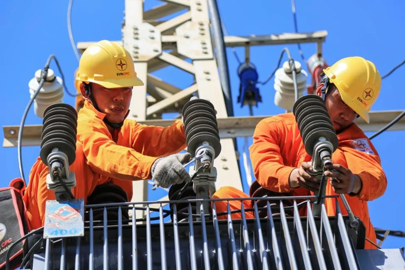Tổ chức kiểm tra lưới điện bảo đảm vận hành an toàn, ổn định trong dịp Tết Nguyên đán ở miền núi Quảng Nam.