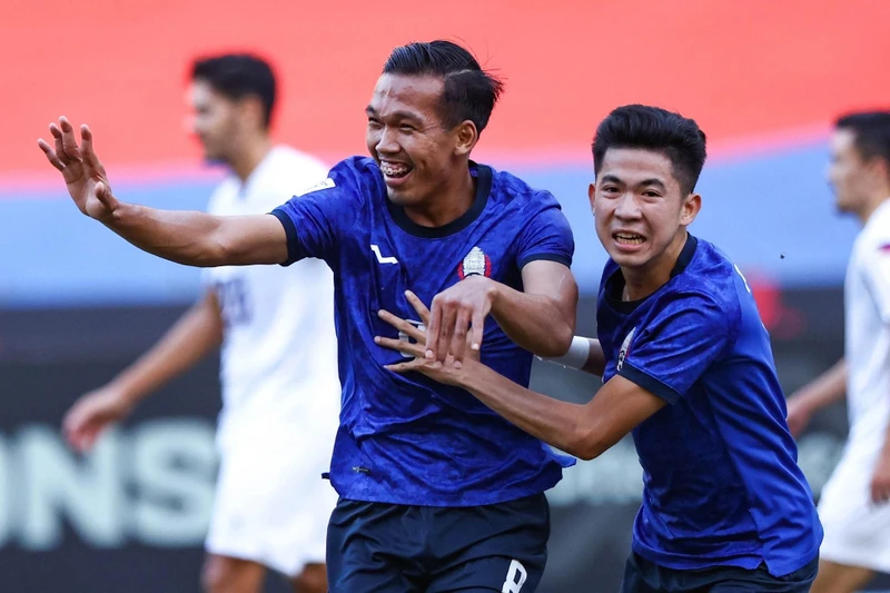 Các cầu thủ Campuchia ăn mừng 3 điểm đầu tiên tại AFF Cup 2022. (Ảnh: FFC)