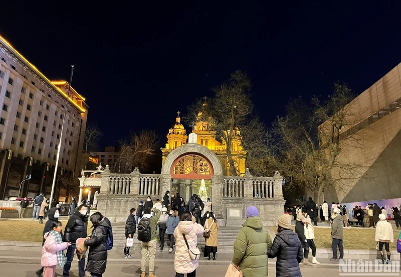 Sau khi nới lỏng hạn chế phòng dịch, phố đi bộ Vương Phủ Tỉnh ở thủ đô Bắc Kinh đã nhộn nhịp trở lại trong đêm Giáng sinh . (Ảnh: HỮU HƯNG)