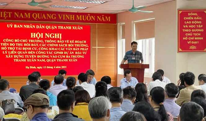 Ban quản lý dự án quận Thanh Xuân thông tin đến người dân về chính sách bồi thường, hỗ trợ tái định cư khi triển khai dự án xây dựng tuyến đường vào cụm 3 trường, phường Thanh Xuân Nam.