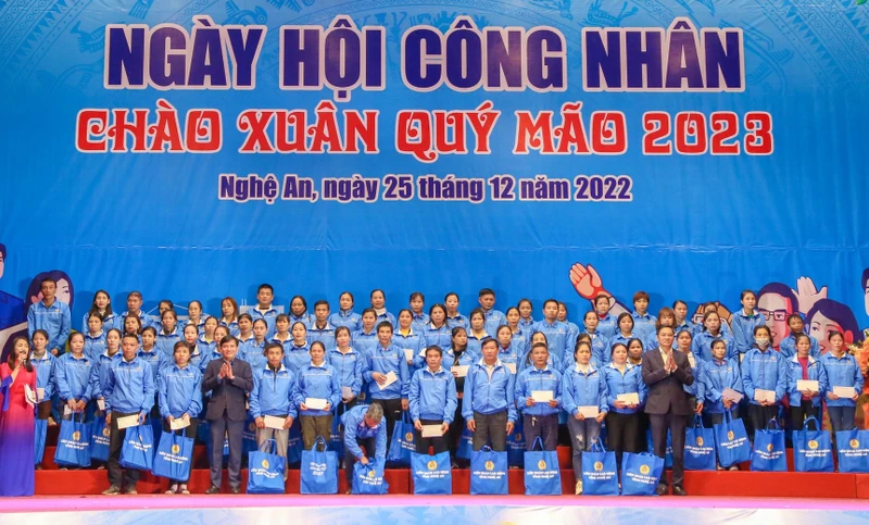 200 đoàn viên, lao động có hoàn cảnh đặc biệt khó khăn được tặng quà, với trị giá 1 triệu đồng/suất quà.