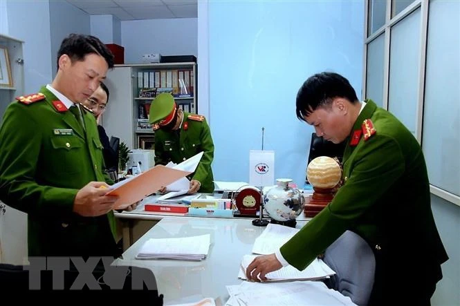 Công an Thành phố Hồ Chí Minh chủ trì phối hợp Công an Hà Nội, các đơn vị nghiệp vụ Bộ Công an đã khám xét Phòng Kiểm định xe cơ giới-Cục Đăng kiểm Việt Nam. (Ảnh: TTXVN)