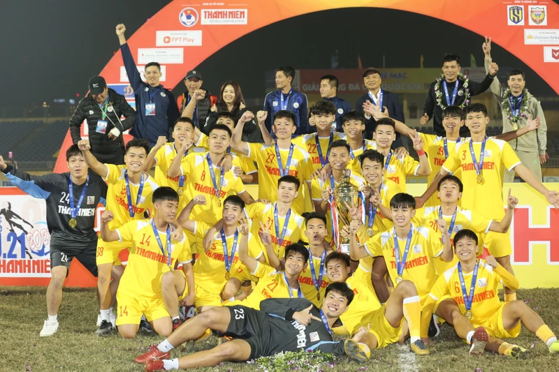 Các thành viên U21 Hà Nội nâng cao chiếc cúp vô địch U21 quốc gia 2022. (Ảnh: VFF)