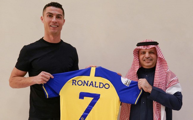 Cristiano Ronaldo luôn là tâm điểm chú ý của giới mộ điệu bóng đá, và không ngoại lệ cho hợp đồng kỷ lục mà anh ký với đội bóng mới. Chỉ cần một cú click, bạn sẽ được tìm hiểu về đội bóng của Ronaldo và những con số ấn tượng trong hợp đồng này.