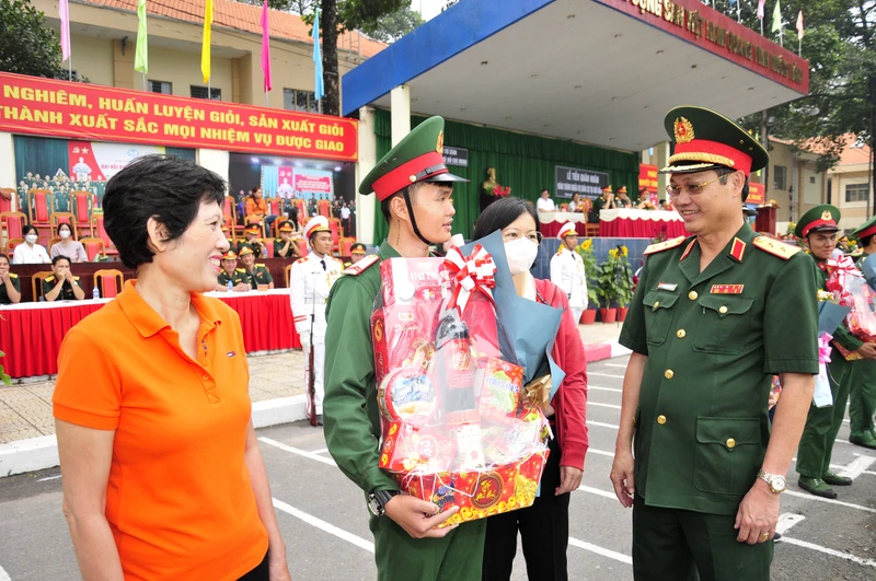 Trung tướng Nguyễn Văn Nam tặng quà cho quân nhân xuất ngũ và thăm hỏi gia đình quân nhân.