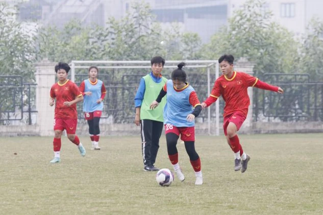 Các tuyển thủ U20 nữ Việt Nam tích cực tập luyện hướng đến năm mới. (Ảnh: VFF)