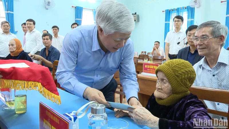 Chủ tịch Ủy ban Trung ương Mặt trận Tổ quốc Việt Nam ân cần thăm hỏi Mẹ Việt Nam anh hùng Lê Thị Diện.