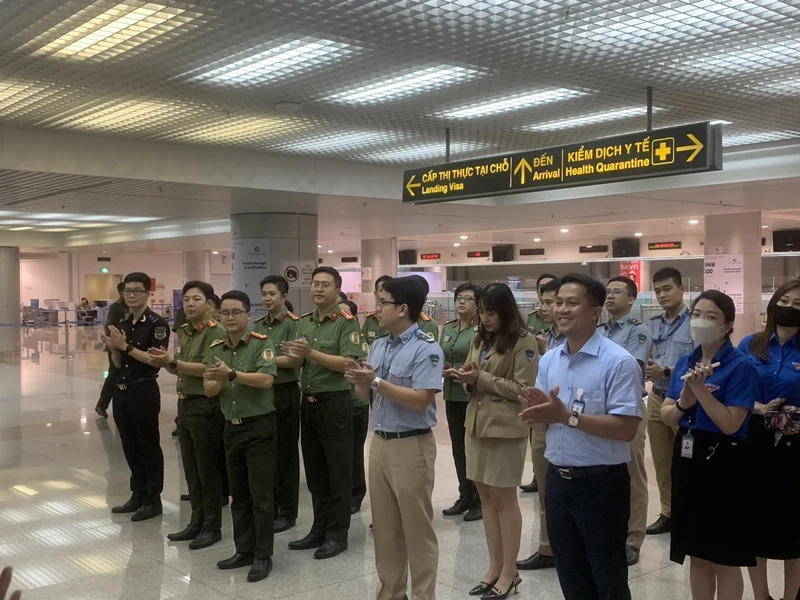 Đội tình nguyện hỗ trợ đón kiều bào Tết năm 2023 tại Sân bay Quốc tế Tân Sơn Nhất. (Ảnh: Cục Hải quan TP Hồ Chí Minh)