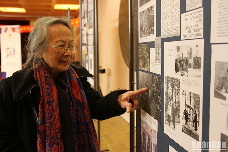Bà Thérèse Nguyễn Văn Ký, nguyên Chủ tịch Hội người Việt Nam tại Pháp, xúc động khi được xem lại những hình ảnh về hoạt động của Đoàn đàm phán Chính phủ Cách mạng lâm thời Cộng hòa miền nam Việt Nam.