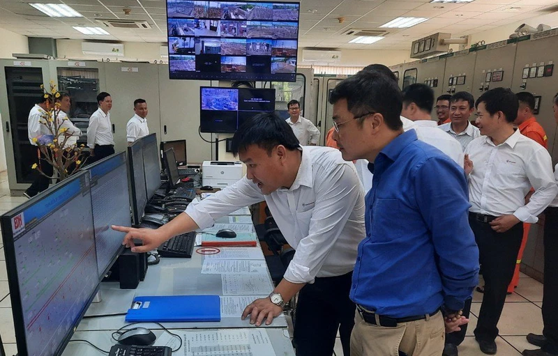 Lãnh đạo Công ty Truyền tải điện 3 kiểm tra công tác ứng trực, bảo đảm vận hành an toàn, ổn định trong dịp Tết tại Trạm biến áp 500kV Di Linh (Lâm Đồng). (Ảnh: Việt Hùng)