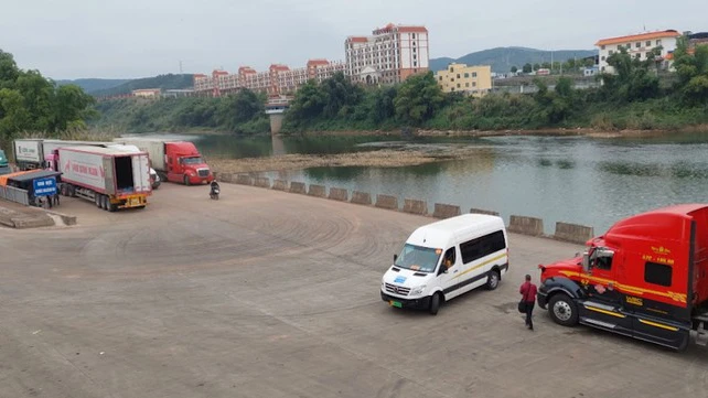 Hàng hóa xuất nhập khẩu qua lối mở cầu phao Km3+4 Hải Yên, Móng Cái, Quảng Ninh.