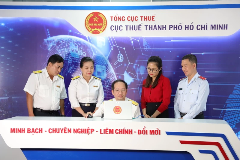 Lãnh đạo Cục thuế Thành phố Hồ Chí Minh nhấn nút quay số trúng thưởng “Hóa đơn may mắn đợt 2 chiều 10/2.