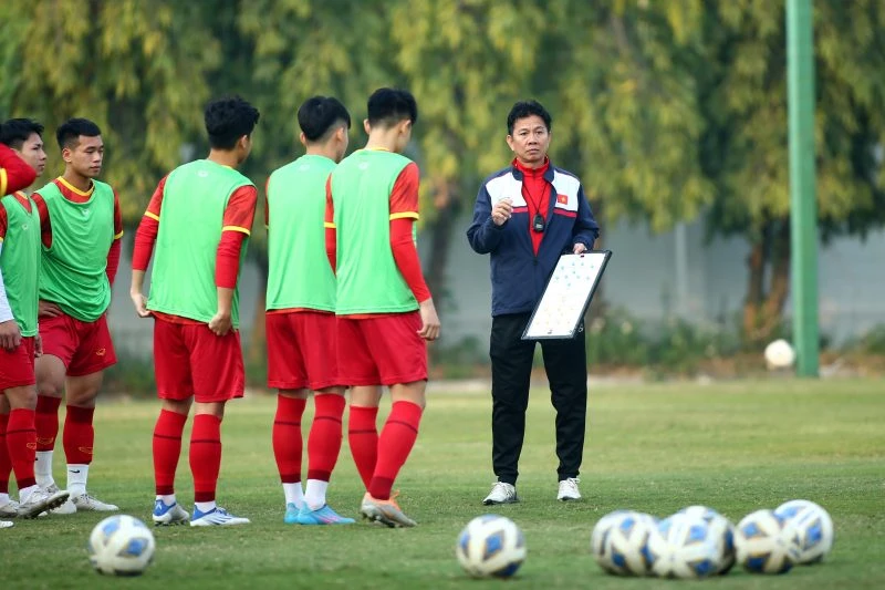 Huấn luyện viên trưởng Hoàng Anh Tuấn chỉ đạo các học trò trong buổi tập. (Ảnh: VFF)