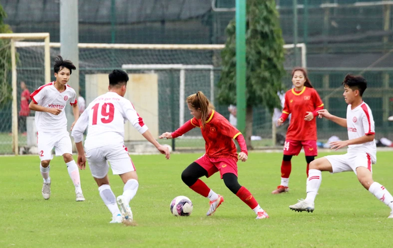 Các cầu thủ nam của U15 Viettel là bài thử chất lượng đối với các nữ tuyển thủ U20 Việt Nam. (Ảnh: VFF)
