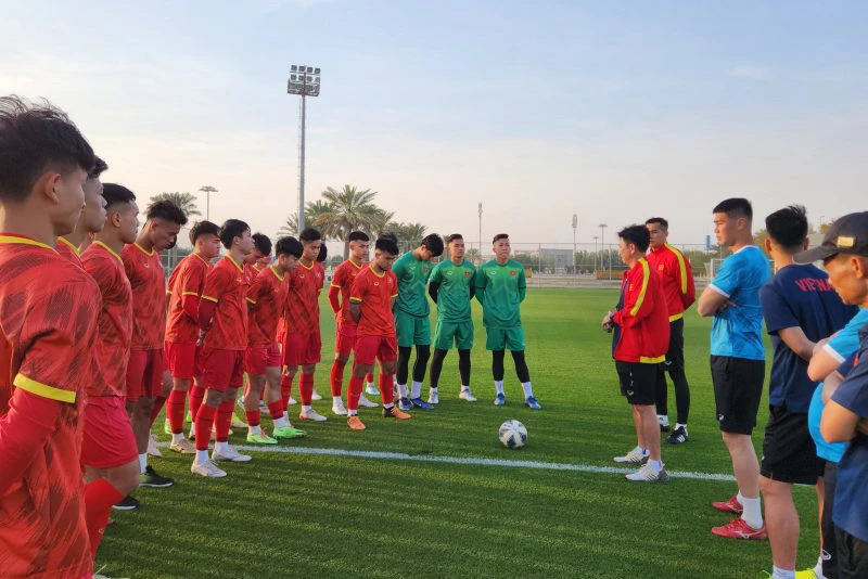 Huấn luyện viên Hoàng Anh Tuấn dặn dò các tuyển thủ U20 Việt Nam trước buổi tập. (Ảnh: VFF)