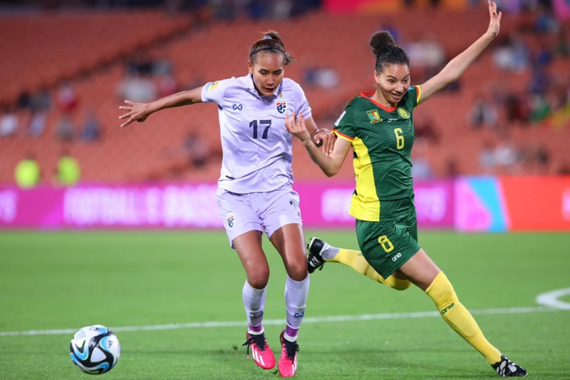 Đội tuyển nữ Thái Lan (áo trắng) thất thủ trước Cameroon dù được đánh giá cao hơn. (Ảnh: FAT)