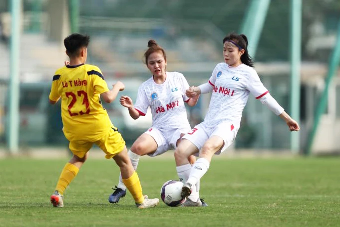 Hà Nội I (áo trắng) thắng đậm Sơn La với tỷ số 4-0 để giành quyền vào bán kết.