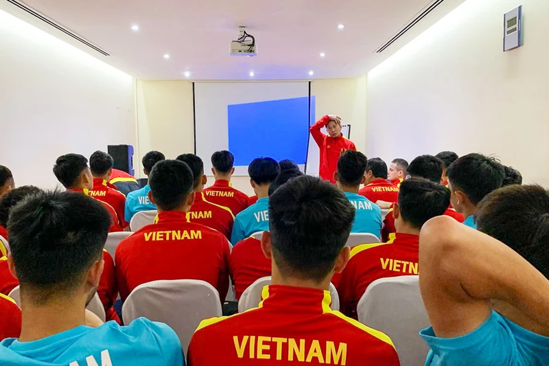 HLV Hoàng Anh Tuấn trao đổi cùng các tuyển thủ U20 Việt Nam. (Ảnh: VFF)