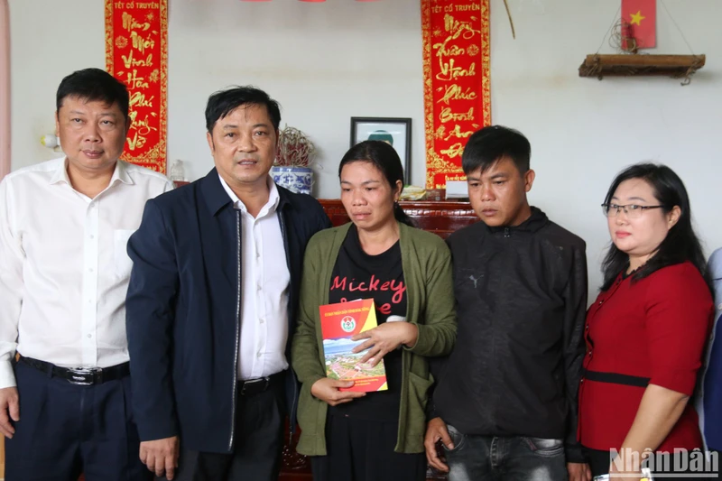 Phó Chủ tịch Ủy ban nhân dân tỉnh Đắk Nông Lê Trọng Yên trao tiền hỗ trợ cho gia đình 4 cháu nhỏ bị đuối nước tại xã Đắk Gằn, huyện Đắk Mil.