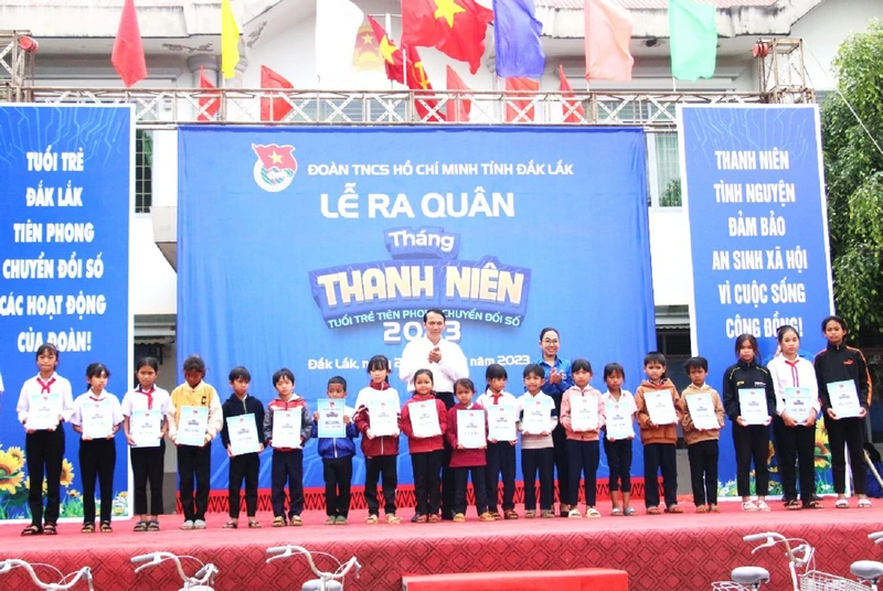 Lãnh đạo Tỉnh đoàn Đắk Lắk và Huyện ủy Cư M’gar trao tặng học bổng cho những học sinh có hoàn cảnh khó khăn tại Lễ ra quân Tháng Thanh niên năm 2023.