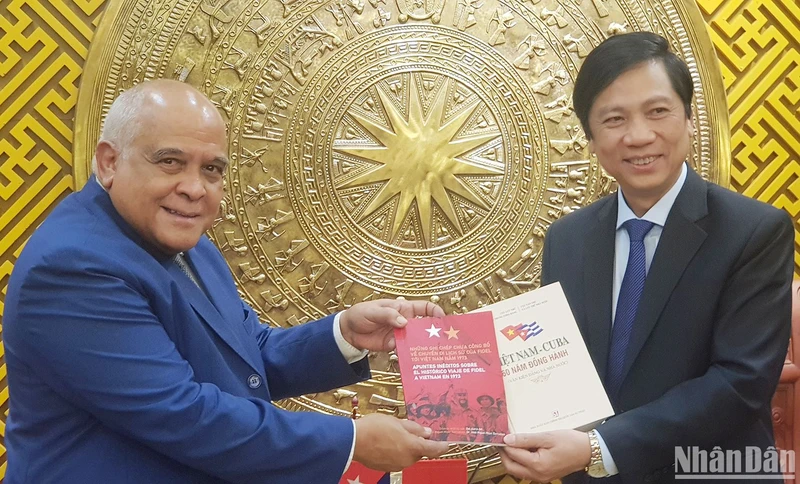 Đại sứ Cuba tại Việt Nam Orlando Nicolas Hernandez Guillen tặng sách tư liệu về quan hệ Việt Nam-Cuba cho tỉnh Quảng Trị.
