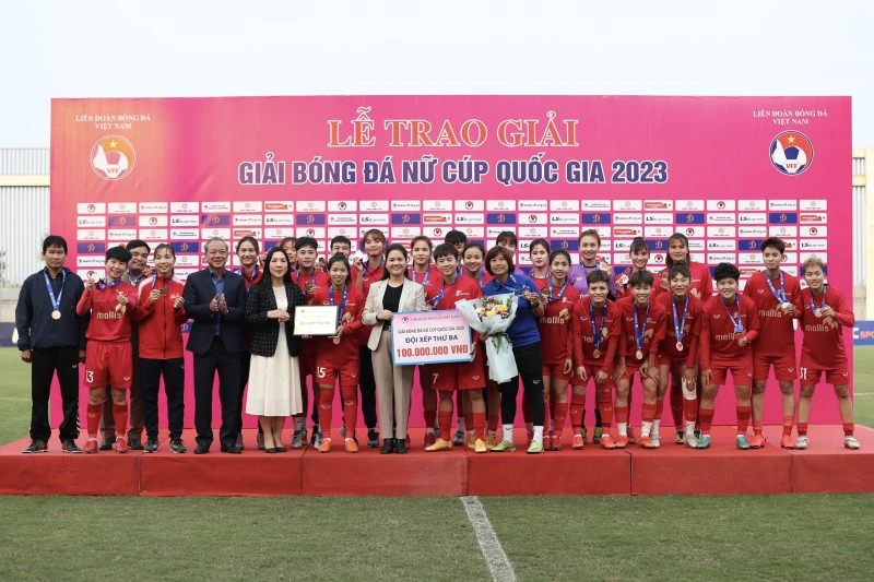 VFF trao tặng CLB Phong Phú Hà Nam phần thưởng dành cho đội xếp thứ ba tại giải đấu. 