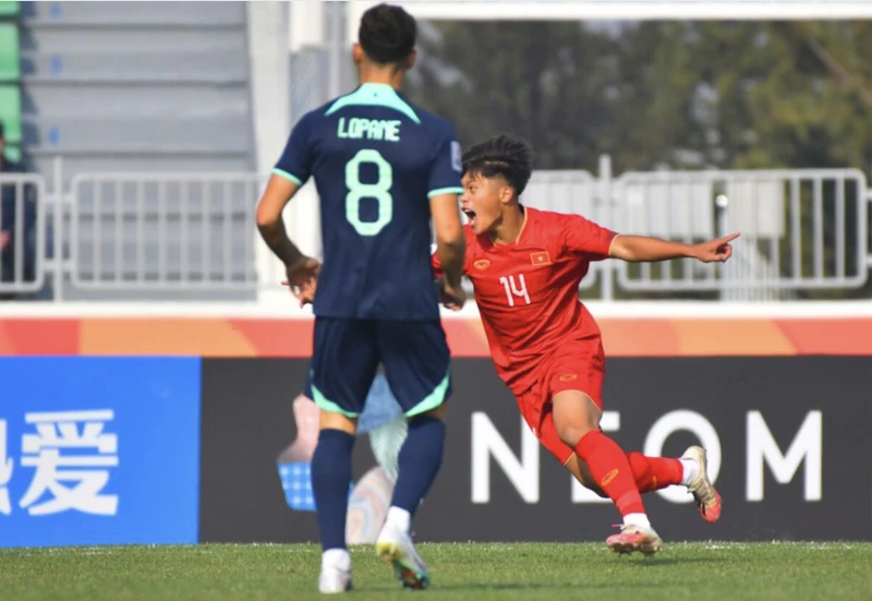 Quốc Việt ăn mừng bàn thắng mở tỷ số ở phút thứ 6 trước U20 Australia. (Ảnh: AFC)
