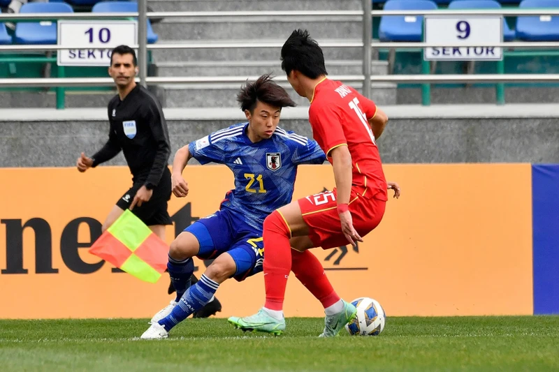 U20 Nhật Bản (áo xanh) bất ngờ bị dẫn trước nhưng luôn kiểm soát được thế trận. (Ảnh: AFC)