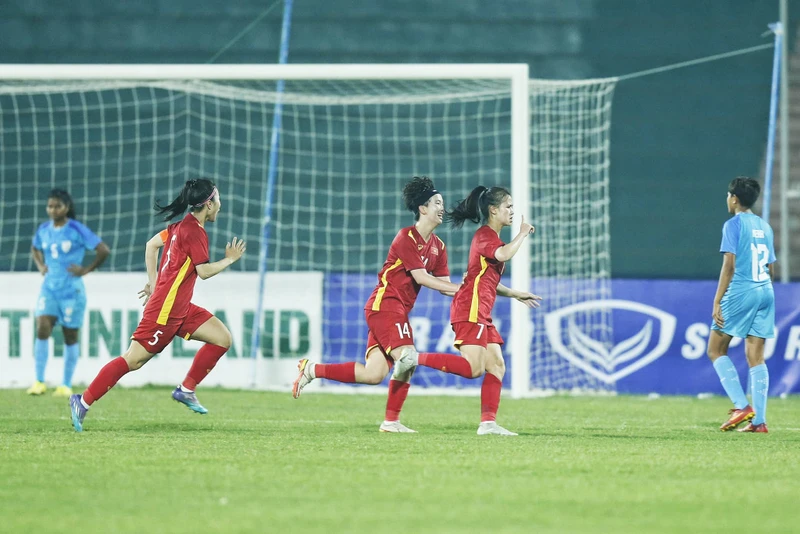 Các tuyển thủ U20 nữ Việt Nam ăn mừng khi ghi bàn vào lưới U20 nữ Ấn Độ. (Ảnh: VFF)