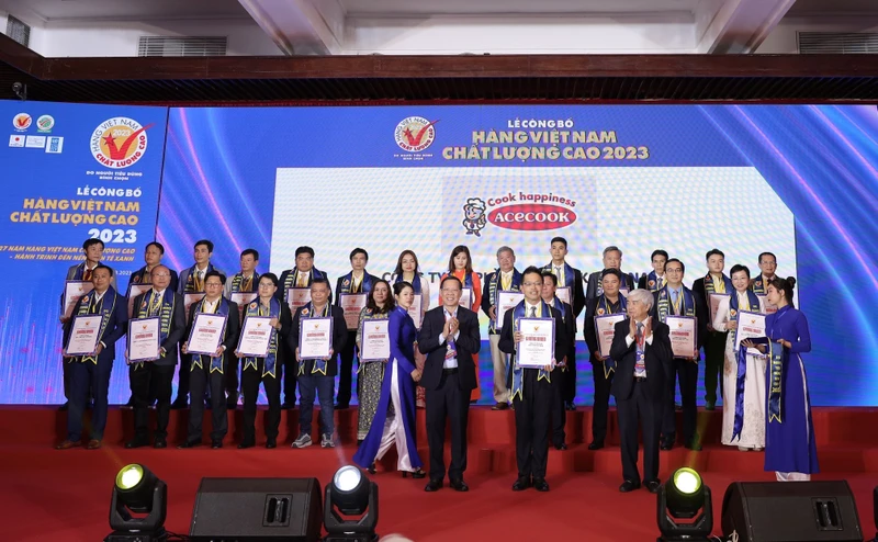 Trao chứng nhận cho 519 doanh nghiệp đạt nhãn hiệu hàng Việt Nam chất lượng cao năm 2023.