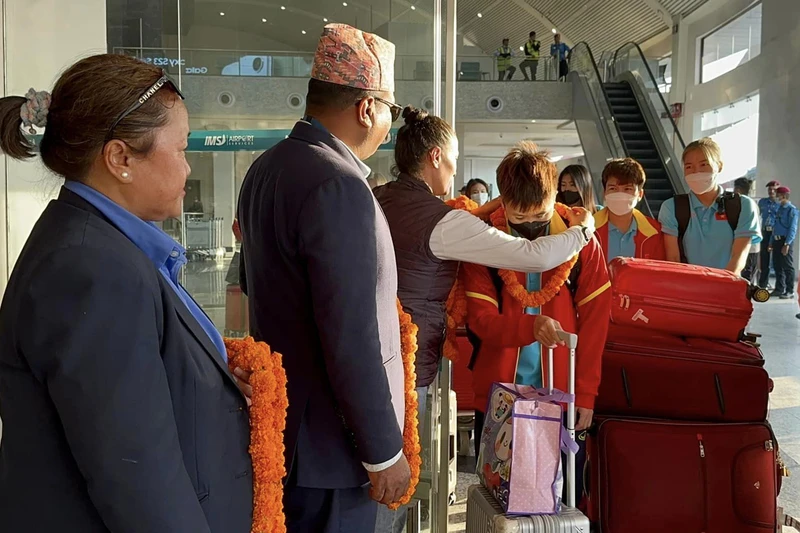 Chủ nhà Nepal tiếp đón đội tuyển nữ Việt Nam tại sân bay. (Ảnh: VFF)