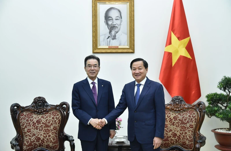 Chủ tịch NACF Lee Sung-Hee (trái) và Phó Thủ tướng Lê Minh Khái. (Ảnh: VGP)