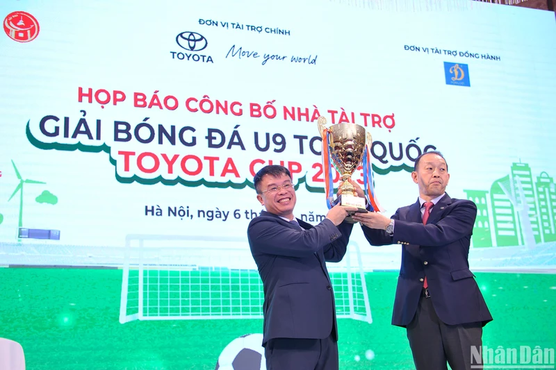 Ban Tổ chức giới thiệu cúp vô địch Giải bóng đá U9 toàn quốc năm 2023.