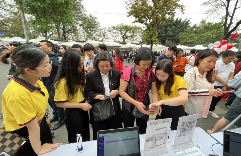 Triển khai cấp phát chữ ký số cá nhân miễn phí trên phố đi bộ Hà Nội từ nay tới hết tháng 12. 