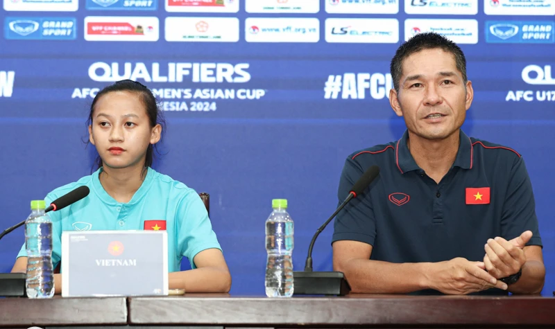 Đội trưởng Nguyễn Thị Thương cùng HLV Akira Ijiri tại buổi họp báo trước thềm Vòng loại U17 nữ châu Á 2023, ngày 21/4. (Ảnh: VFF) 