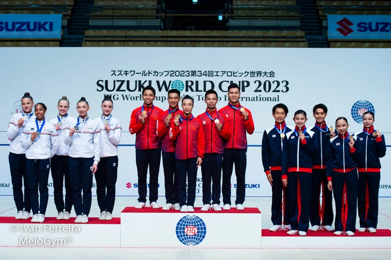 5 thành viên đội tuyển aerobic Việt Nam vượt qua Pháp và Nhật Bản để giành Huy chương Vàng. (Ảnh: MeloGym)